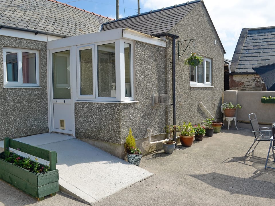 Holiday cottage with level access throughout | Ty Main Cottage, Newborough, near Llangefni