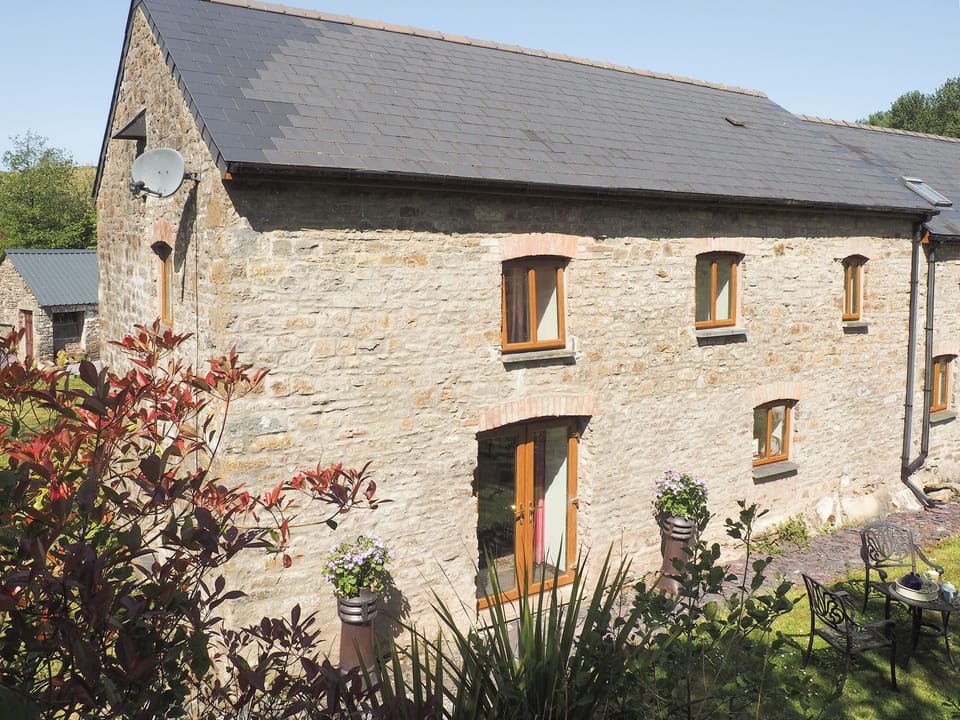 Relaxing en-suite double bedroom | Mill Cottage - Pendegy Mill, Llanybri, near Carmarthen