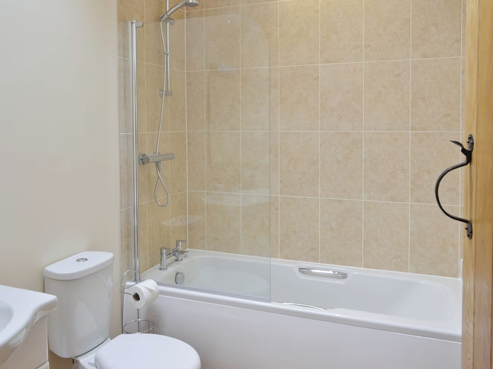 En-suite bathroom with shower over bath | Dippers&rsquo; Folly - Jeffries Mill Cottages, Spring Gardens, Frome