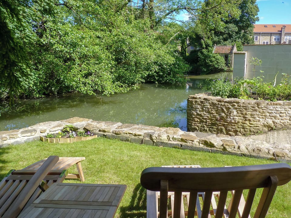 Ramp area, garden, availbe for use of guests | Dippers&rsquo; Folly - Jeffries Mill Cottages, Spring Gardens, Frome