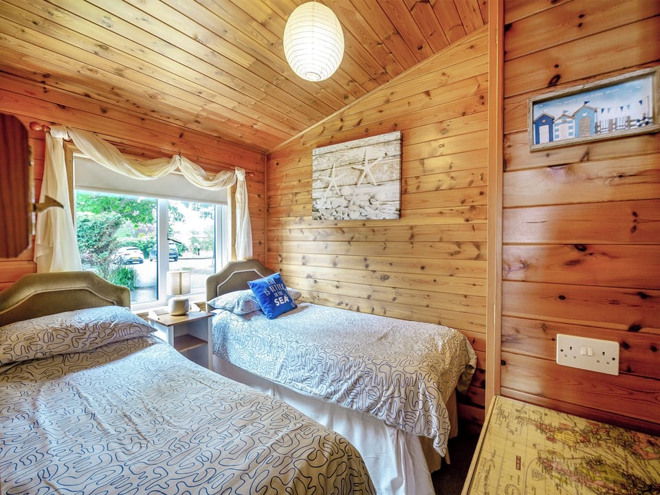 Twin bedroom | Ty Glan Mor (The Beach House) - Water&rsquo;s Edge Cottages, Llanfaes, Beaumaris, Anglesey