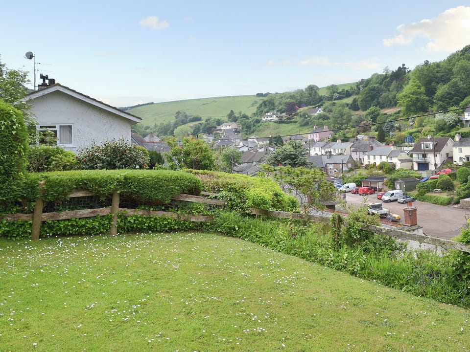 Lawned garden with far-reaching views | Topsail, Noss Mayo