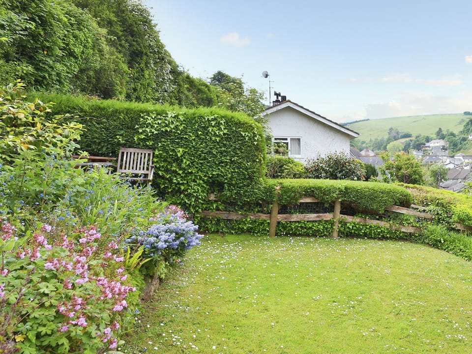 Lawned garden with far-reaching views | Topsail, Noss Mayo