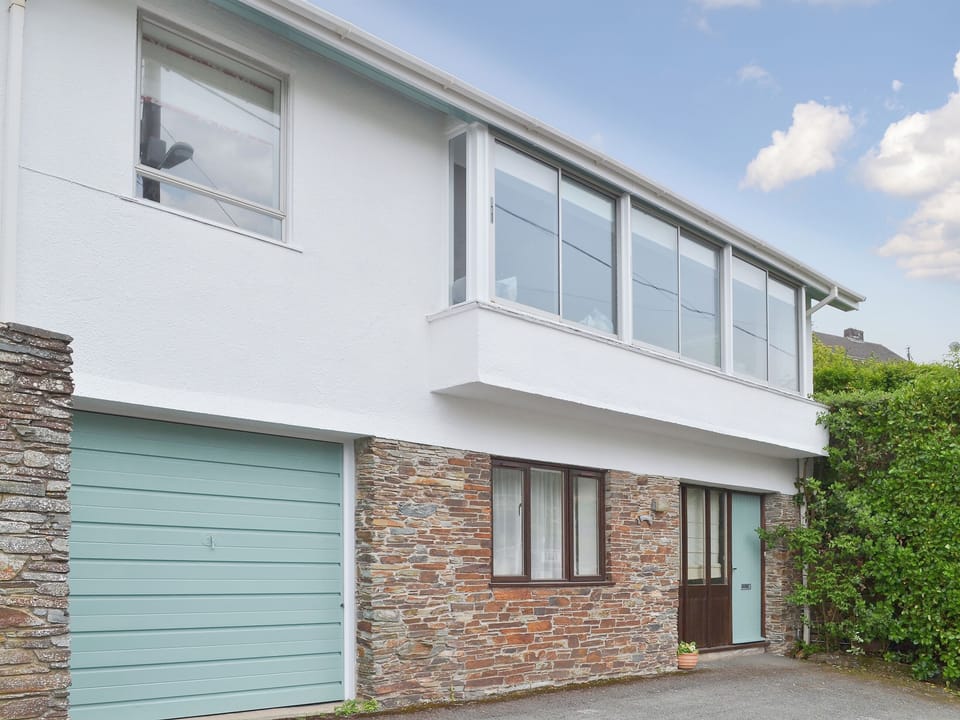 Quirky &rsquo;upside-down &rsquo;property perched above the water | Topsail, Noss Mayo