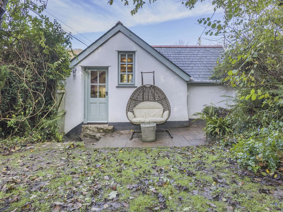Sitting-out-area | Thimble Cottage, Hartland
