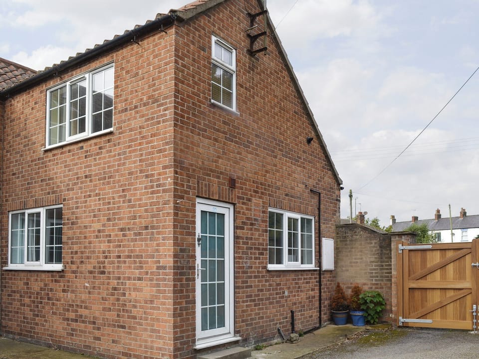 Attractive holiday home with enclosed courtyard | Swift Cottage, Sewerby, near Bridlington