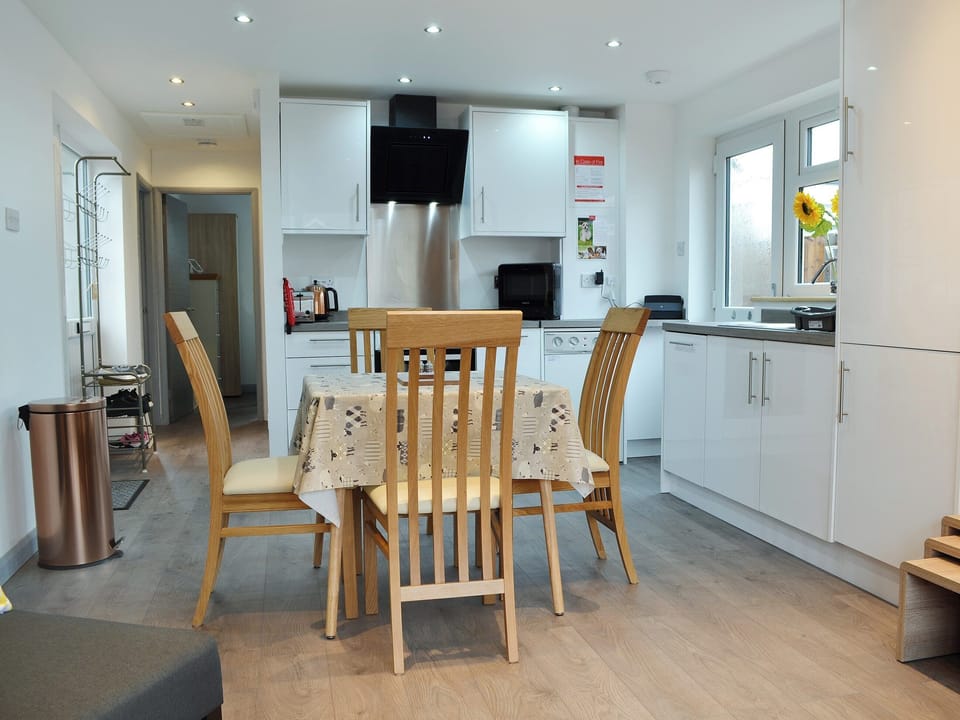 Light and airy kitchen/dining room | Lle Clyd, Harlech, near Porthmadog