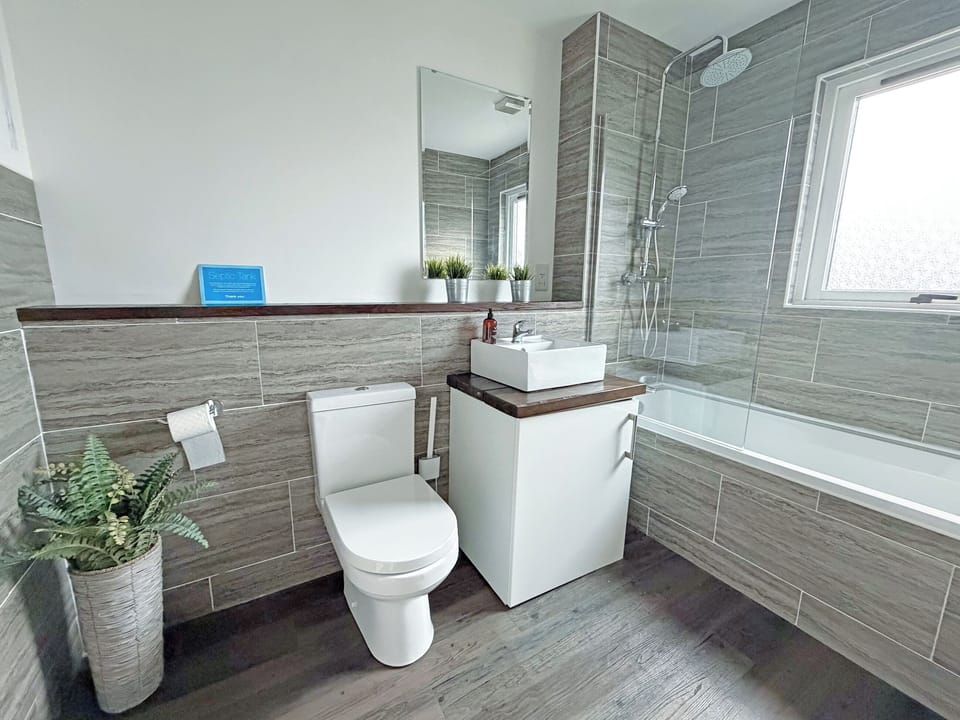 Family bathroom with shower over bath | Rosdail, Inverinate, near Kyle