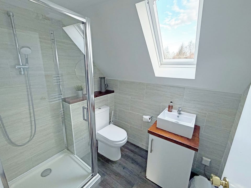 Second bathroom with shower | Rosdail, Inverinate, near Kyle