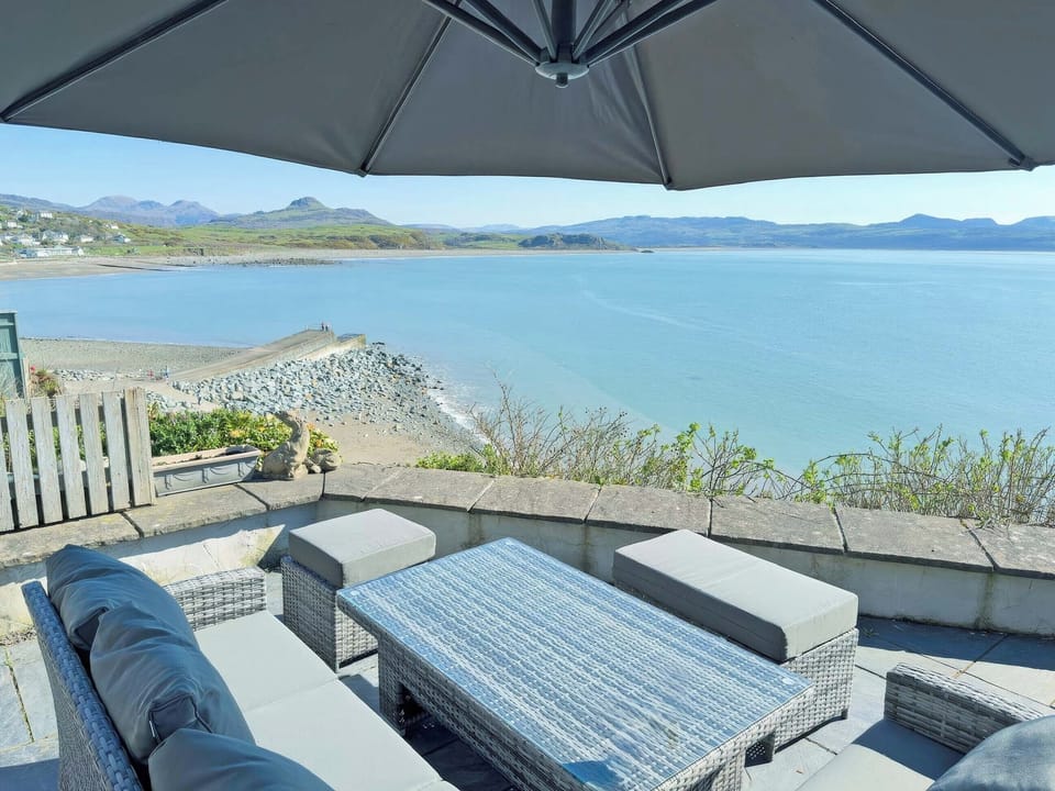 Sitting out area with stunning sea views | Wendon, Criccieth, near Porthmadog