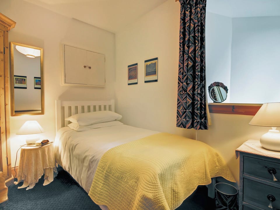 Cosy single bedroom | Garden Cottage, Linlithgow, near Edinburgh