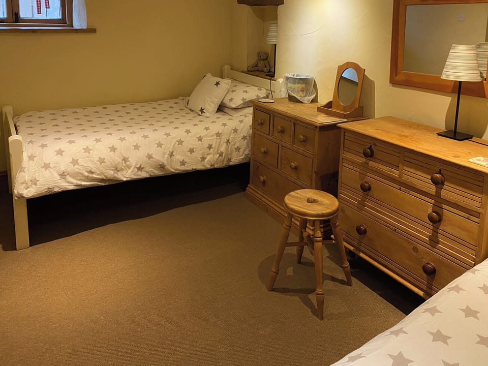 Twin bedroom | Finkle Barn, Great Fryupdale