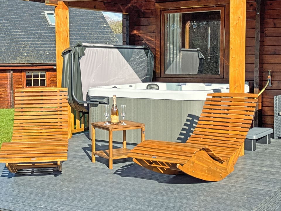 Hot tub | Sun Rise Lodge No. 10, Llanbedr