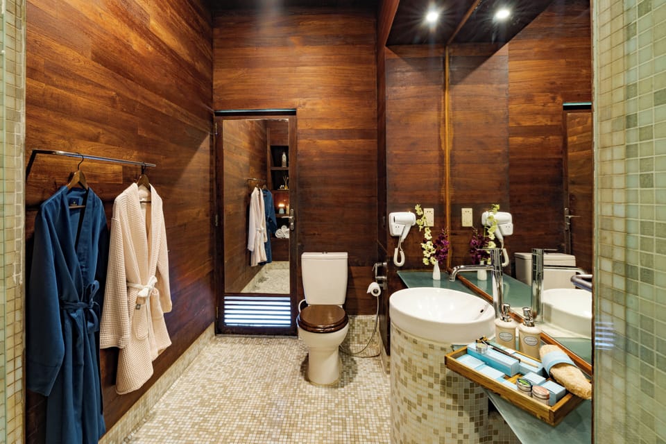 Penthouse | Bathroom | Bathtub, free toiletries, hair dryer, slippers