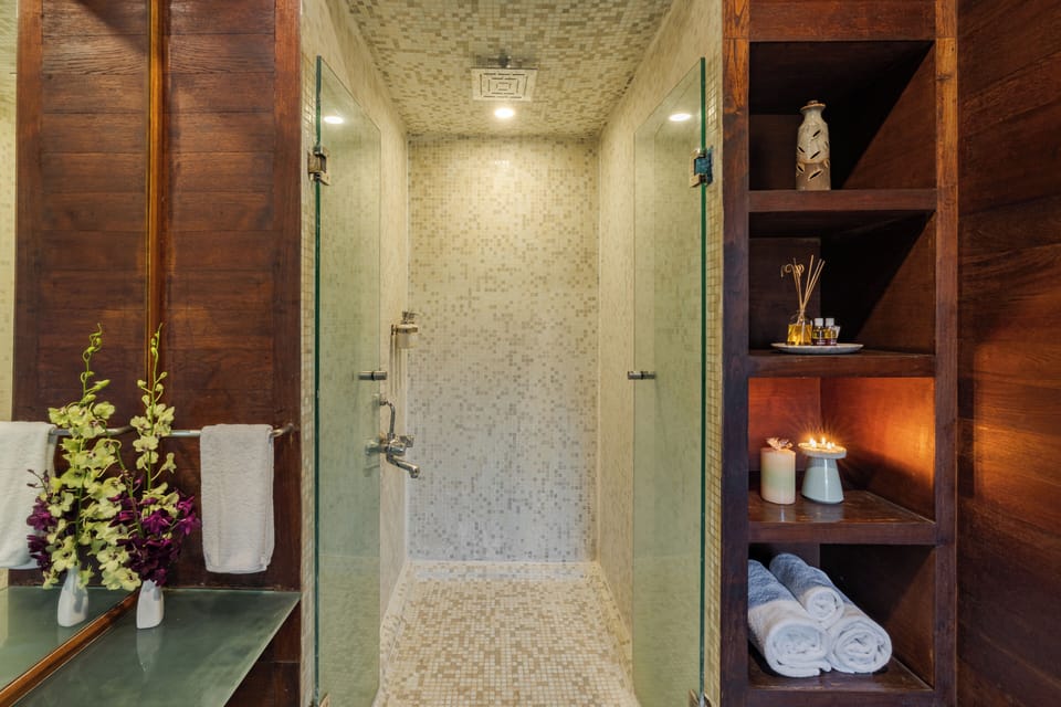 Penthouse | Bathroom | Bathtub, free toiletries, hair dryer, slippers