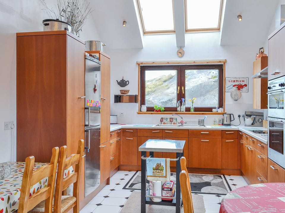 Wonderful kitchen/diner with tiled floor | Sealladh Lingeigh, East Kilbride, near Lochboisdale, South Uist