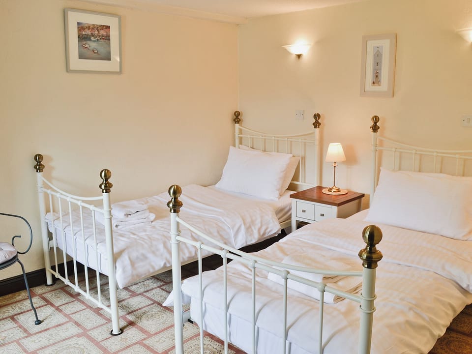 Twin bedroom | The Granary, Egloskerry, nr. Launceston
