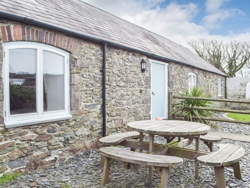 Sitting-out-area | Upper Farms Barns - Swallow Lodge - Upper Farm Barns, Mathry, near St Davids