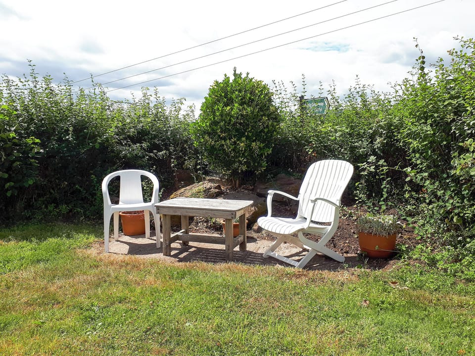  Enclosed lawned garden with garden furniture and gas BBQ | Tegfan, Llangenny, near Crickhowell