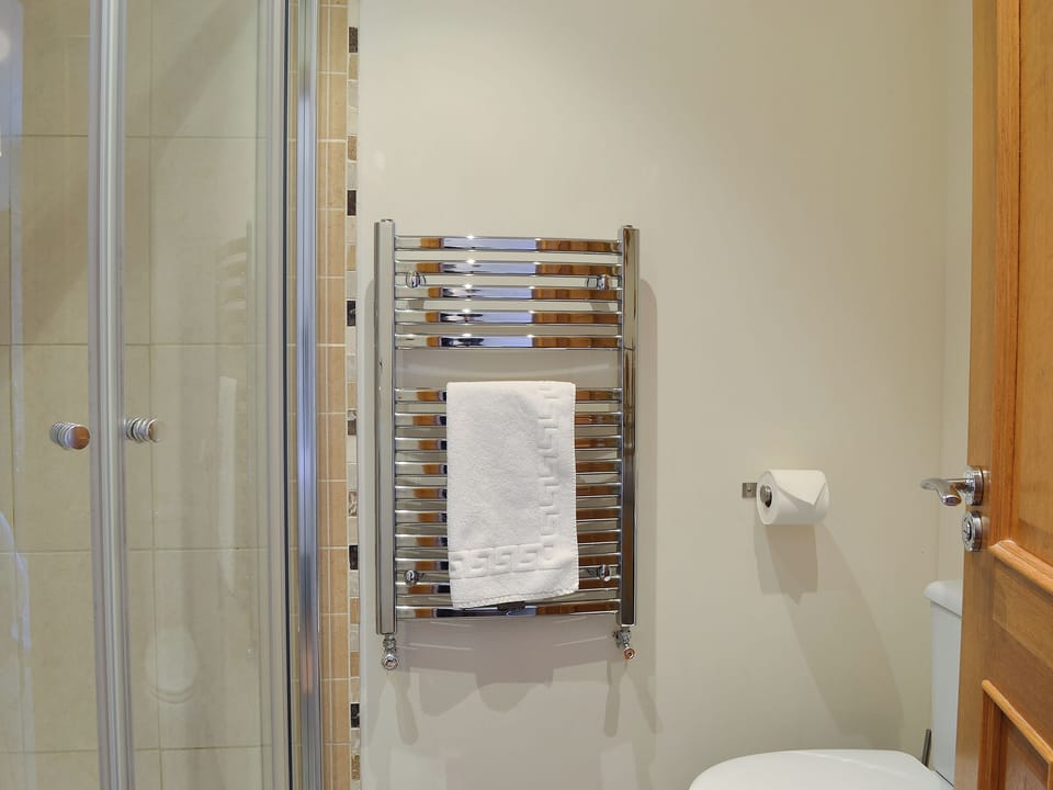 Delightful en-suite | Riccal Heads - Grange Farm Cottages, Spaunton, near Lastingham