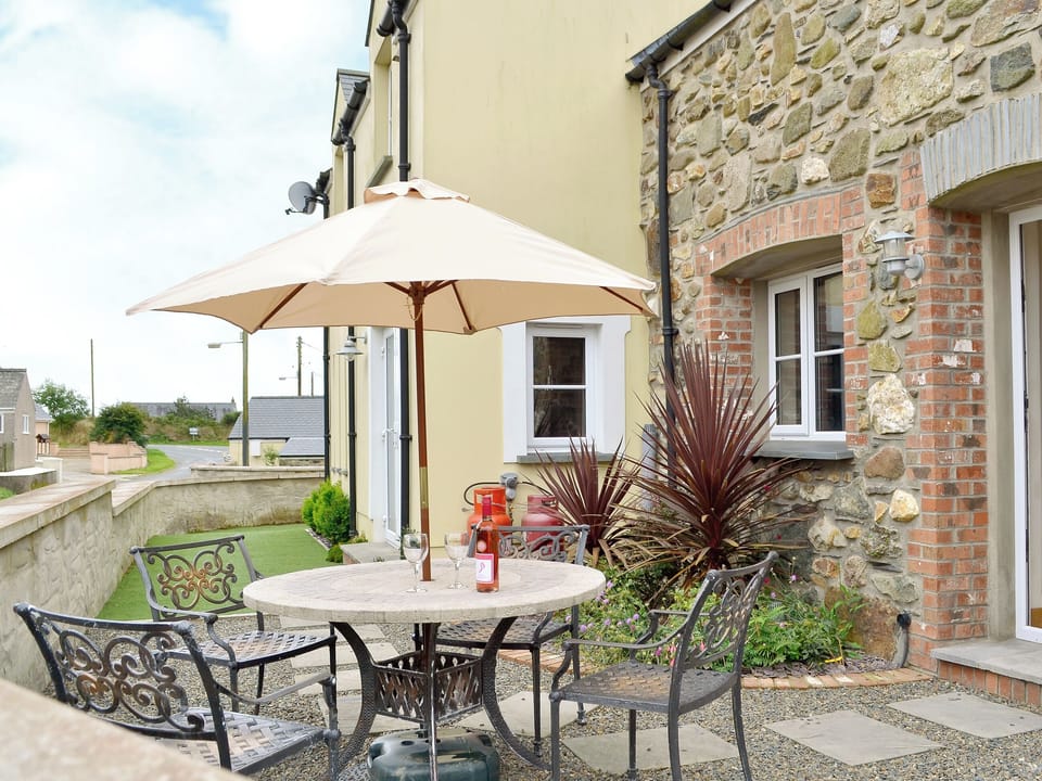 Sitting-out-area | Cart-Tws Bach, Treffynnon, nr. St Davids