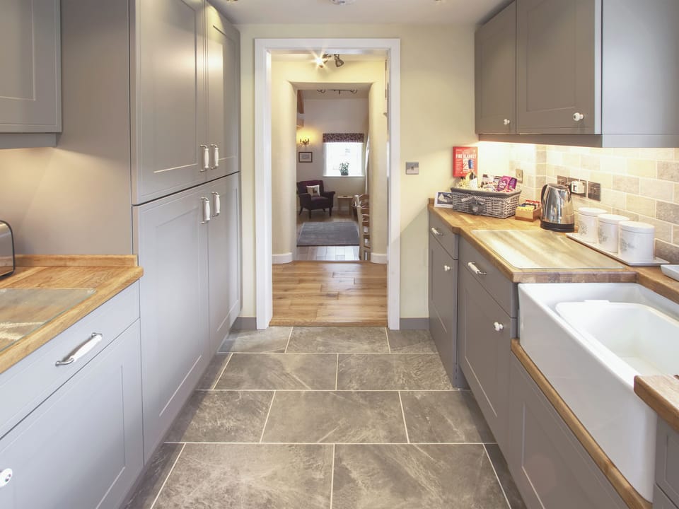 Well-equipped fitted kitchen | Fferam Gorniog, Holyhead Mountain, near Trearddur Bay