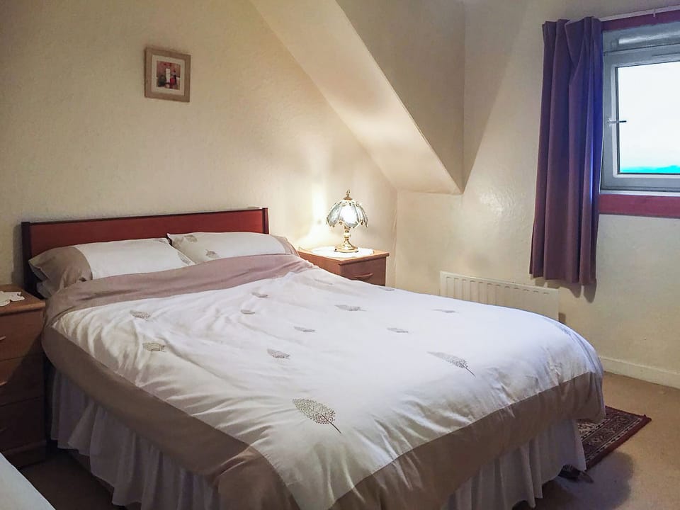 Cosy and comfortable double bedroom | Tigh Mairi, Carragrich, near Tarbert, Isle of Harris