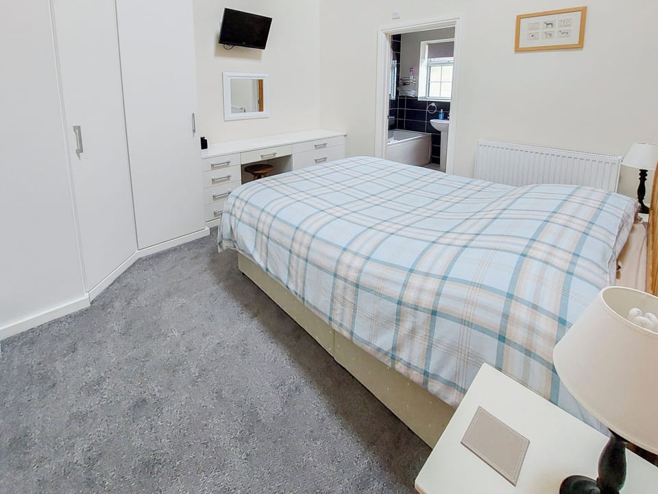 Double bedroom | Peacock Barn, Timberland, near Woodhall Spa