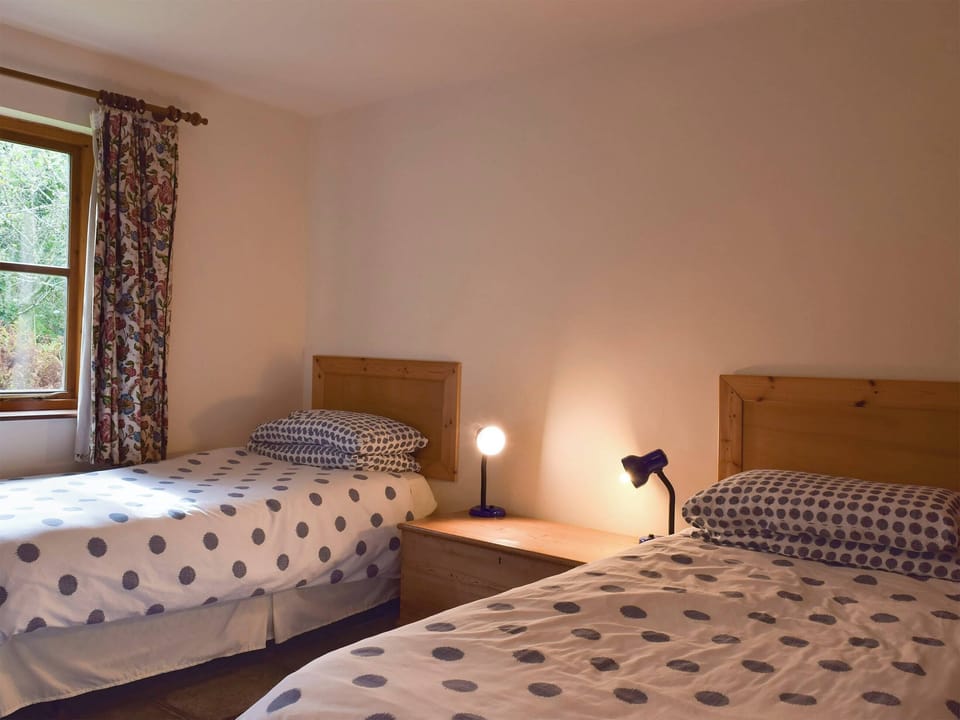 Twin bedroom | Ty Bach - Fachongle Ganol Cottages, Fachongle Ganol, near Newport