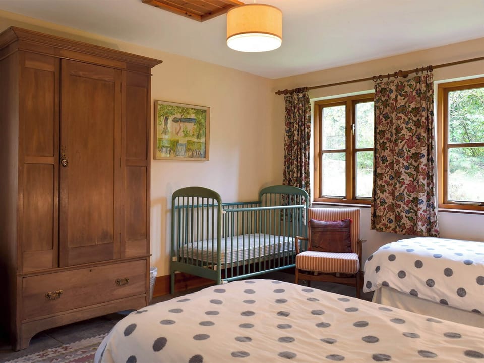 Twin bedroom | Ty Bach - Fachongle Ganol Cottages, Fachongle Ganol, near Newport