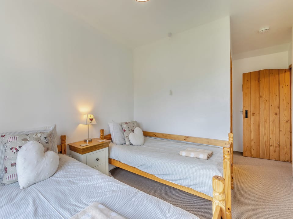 Twin bedroom | Higher Churchtown Farm - Kettle&rsquo;s On - Higher Churchtown Farm Barns, Tresmeer, near Launceston