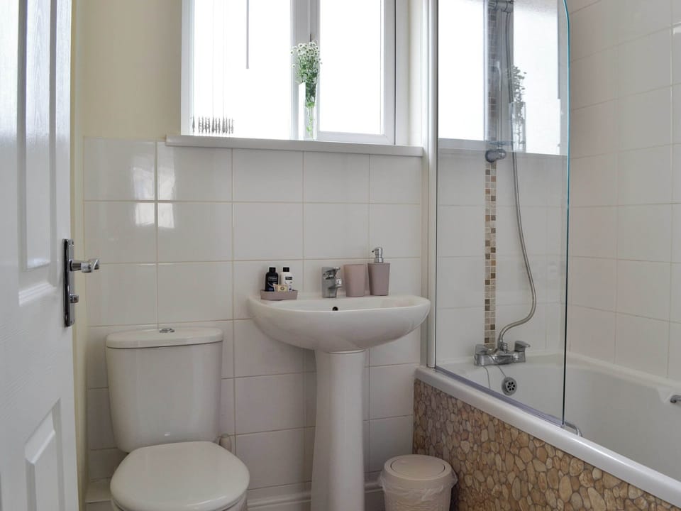 Family bathroom | Ty Cerrig, Cwmgors, near Ammanford