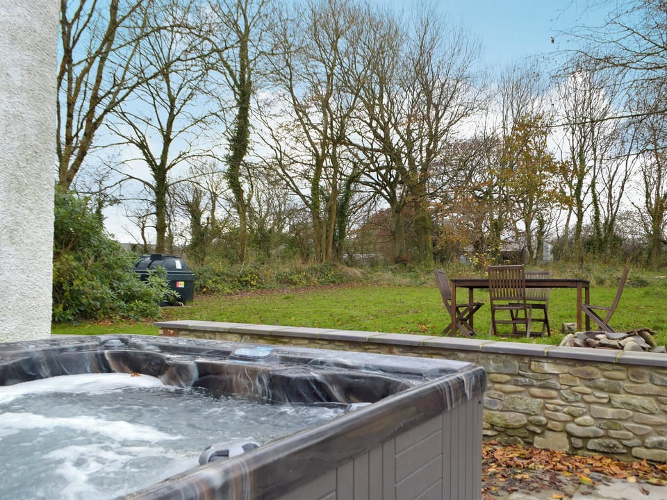 Private hot tub | Rwgan, Blaencelyn, near Llangrannog
