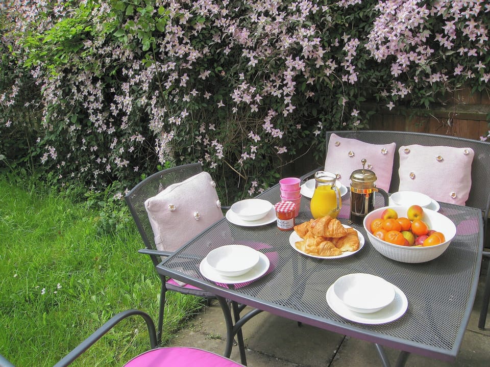Enjoy an alfresco breakfast in the garden | The House on the Green, Chipping Norton