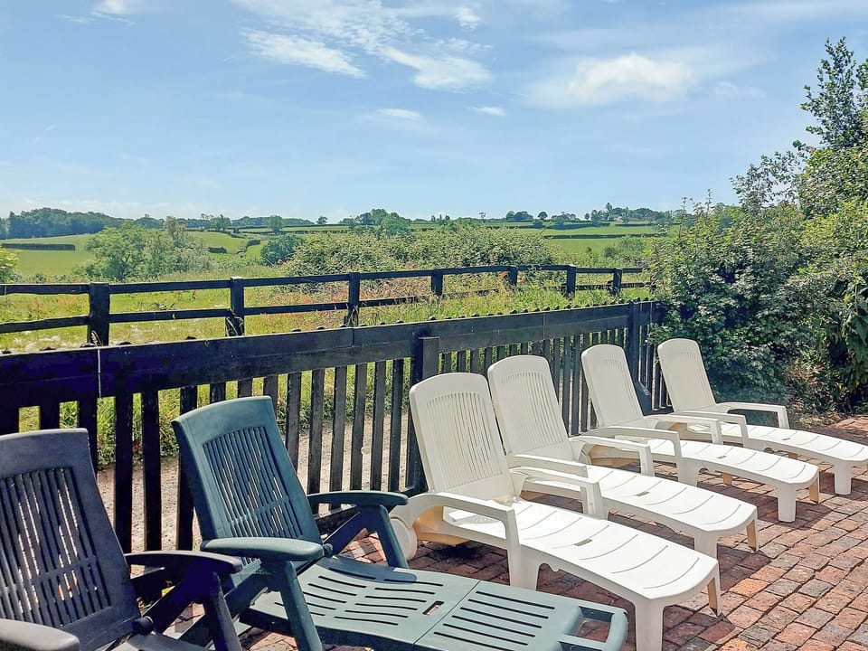 Sitting-out-area | Thornsdale Oast, Iden
