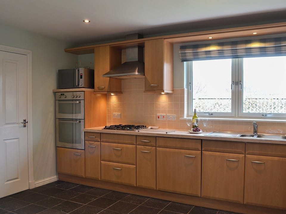 Well equipped kitchen with tiled floor | Stags Neuk, Aviemore