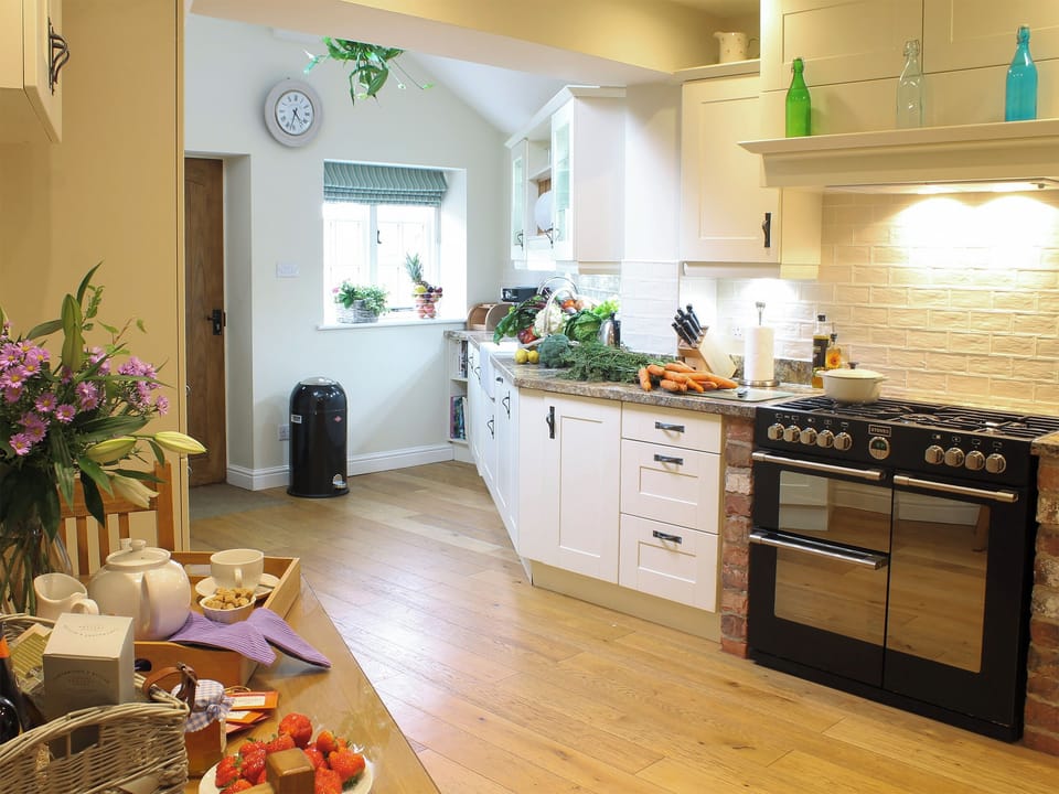 Generously sized kitchen and dining area | Pond View Cottage, Brantingham, near Beverley