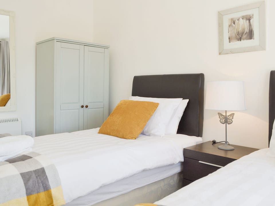 Comfortable twin bedroom | The Duck House - Dynes Farm, Bilsington, near Ashford