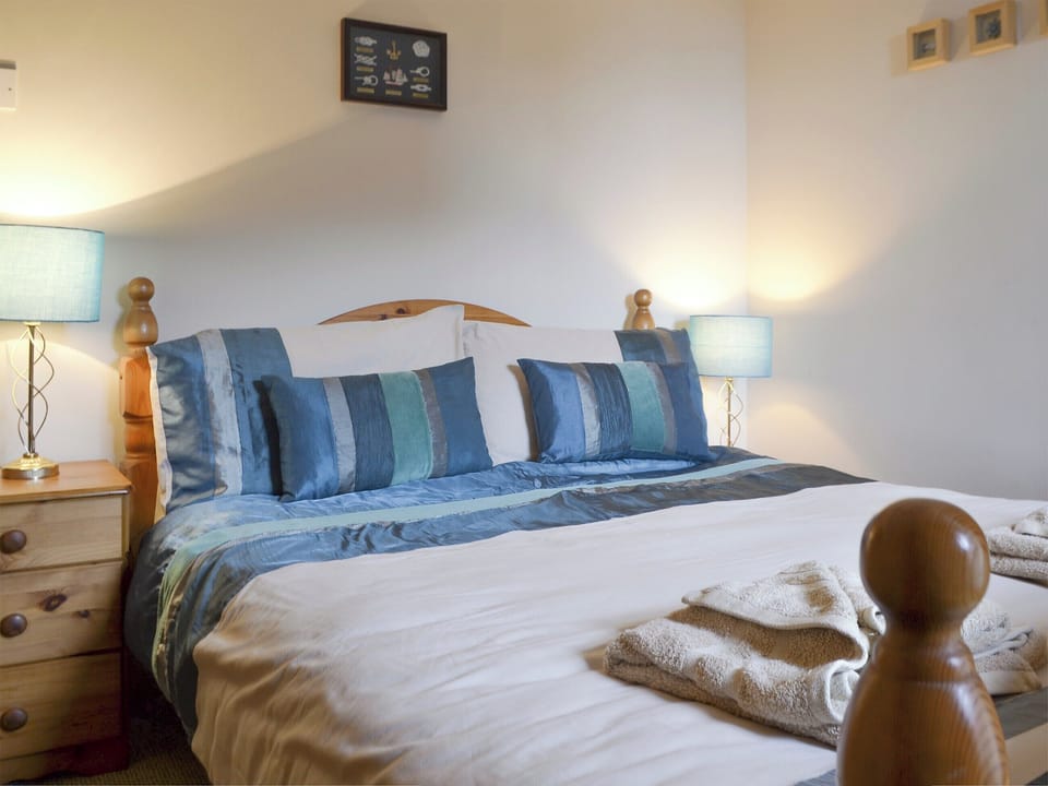 Comfortable double bedroom | Low Tide - Low Tide and High Tide, Cellardyke, near Anstruther