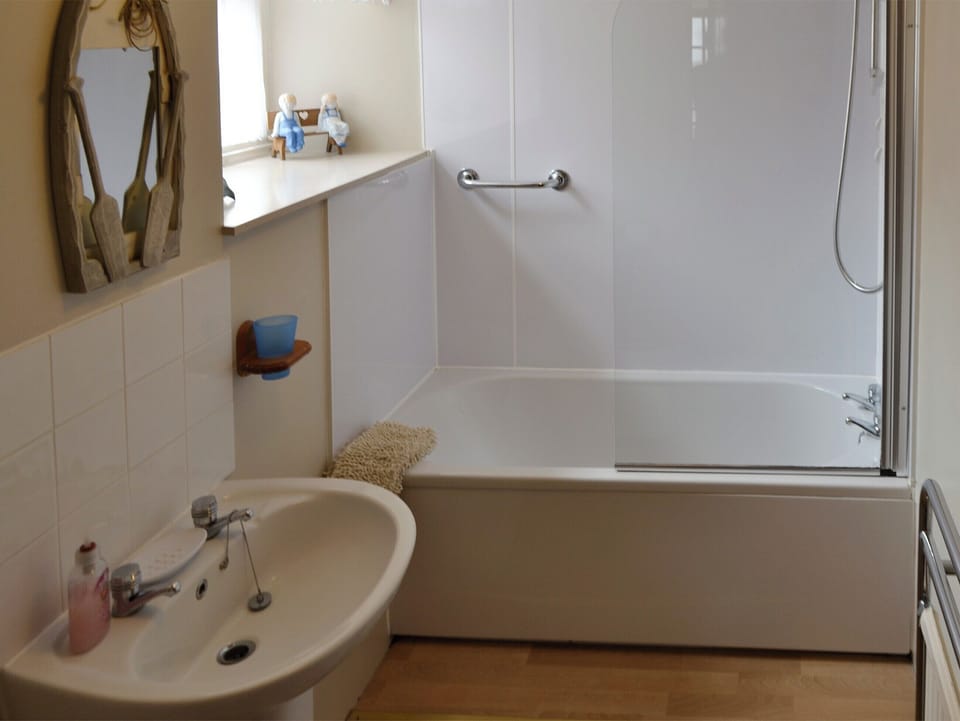 Bathroom with shower over bath | Low Tide - Low Tide and High Tide, Cellardyke, near Anstruther