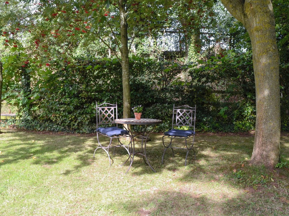 Sitting out area within garden | The Old Winery Cottage, Newent