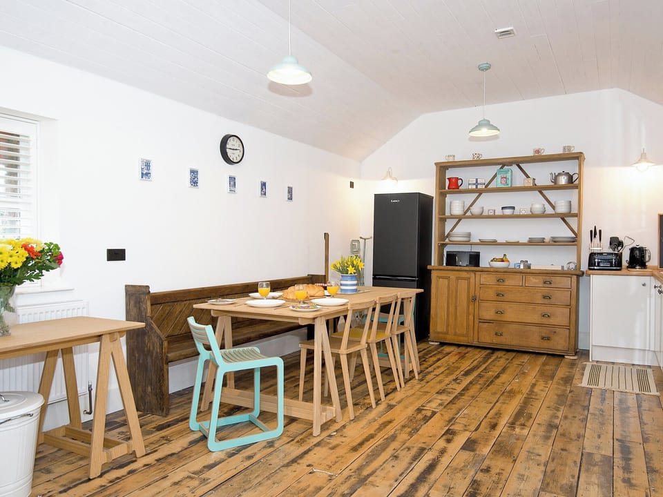 Spacious well equiped kitchen | Ty&middot; Cai - Ty Coch Chatham, Llandwrog, near Caernarfon