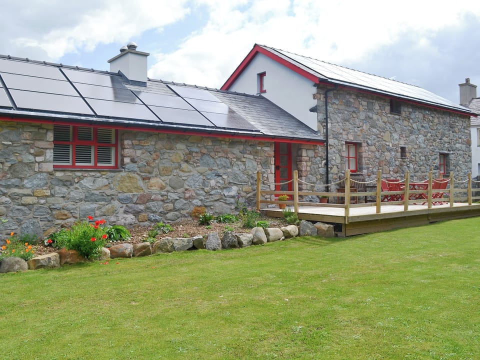Spacious, attractive and comfortable barn conversion close to the Snowdonian National Park | Ty&middot; Cai - Ty Coch Chatham, Llandwrog, near Caernarfon