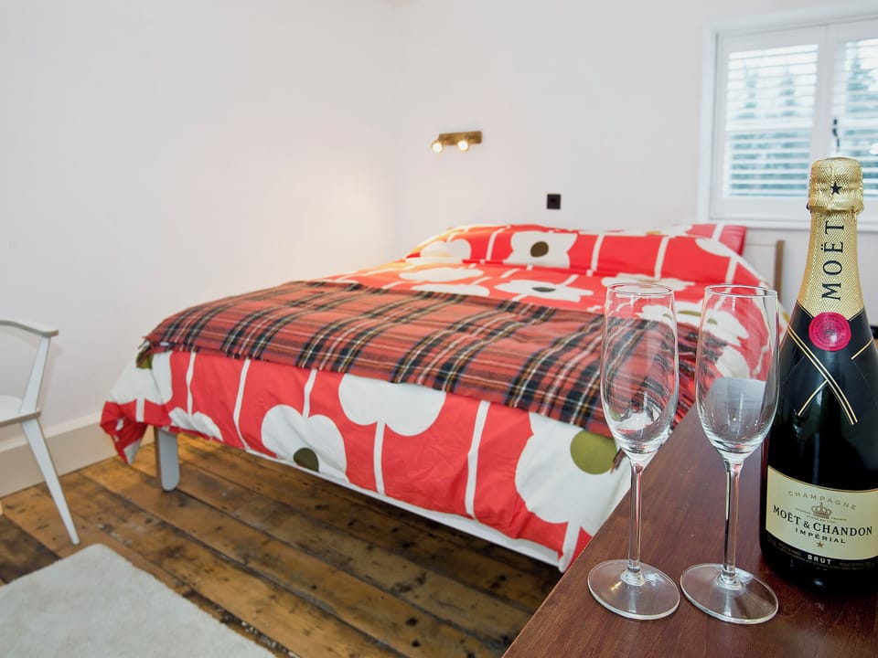 Spacious light and airy double bedroom with luxury welcome pack | Ty&middot; Cai - Ty Coch Chatham, Llandwrog, near Caernarfon
