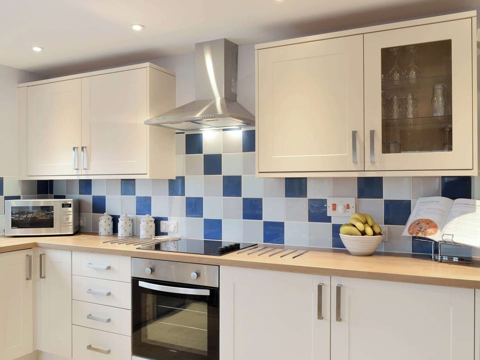 Well-equipped fitted kitchen | Montrose, New Quay
