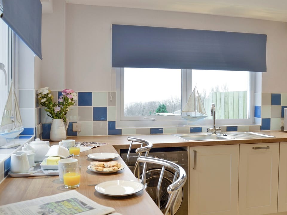 Useful breakfasting area with bar stools | Montrose, New Quay