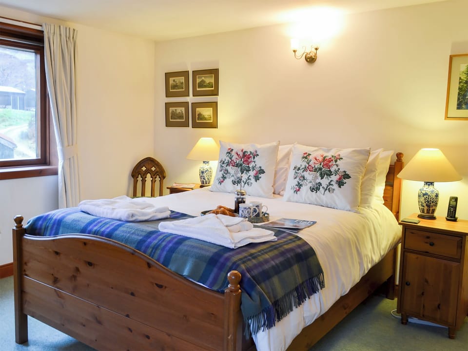 Double bedroom with en-suite shower room | Coulags Croft, Coulags, Strathcarron