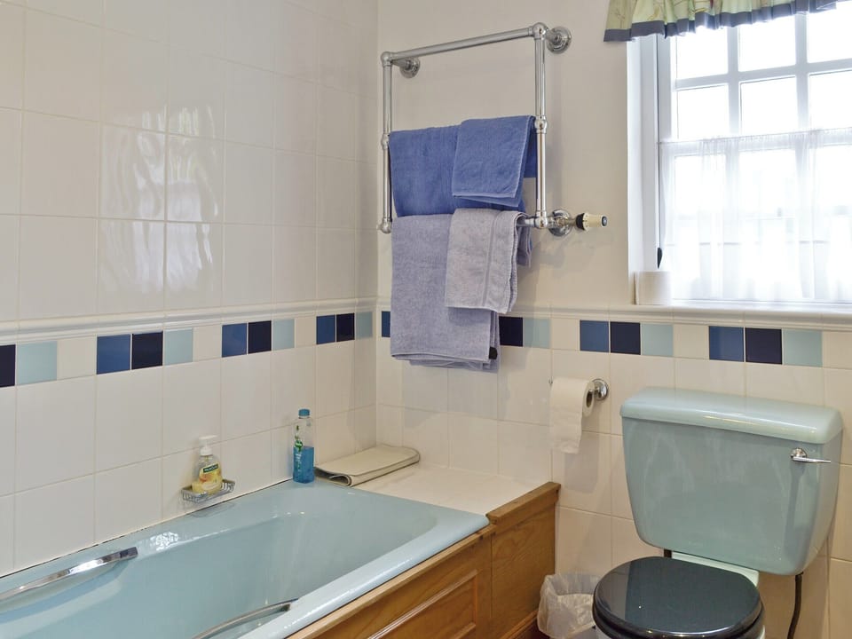 En-suite bathroom to master bedroom | Little Blackhall Lodge, near Banchory