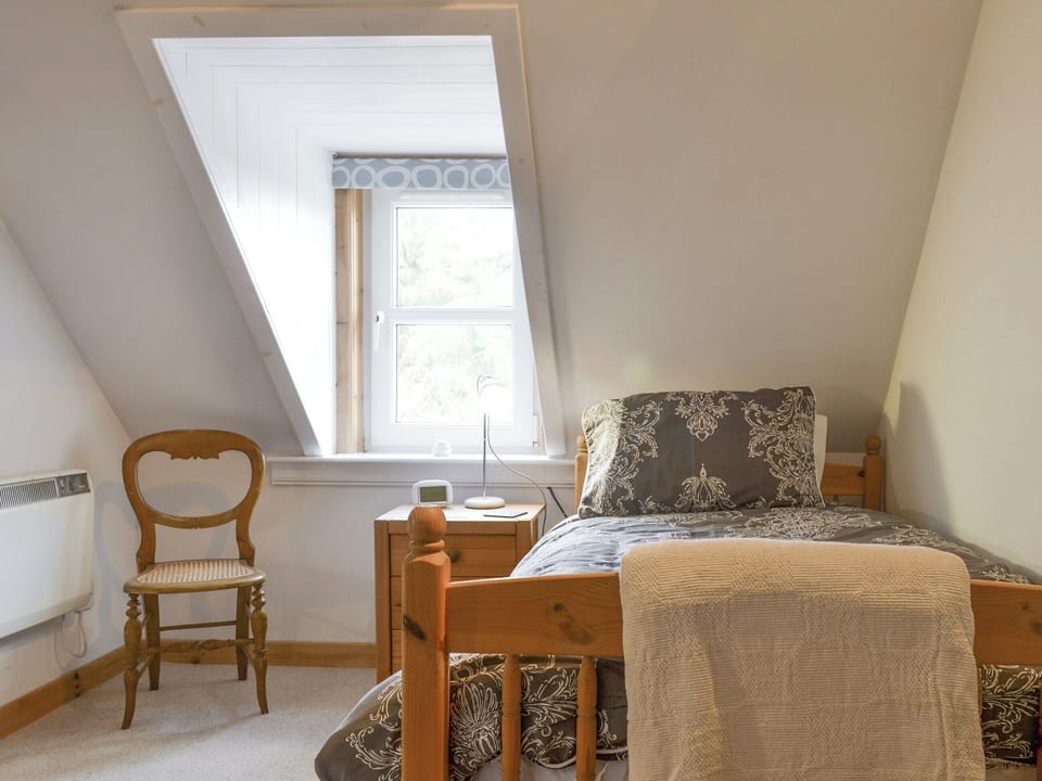 Light and airy twin bedroom | Annies Cottage, Edinbane, near Portree