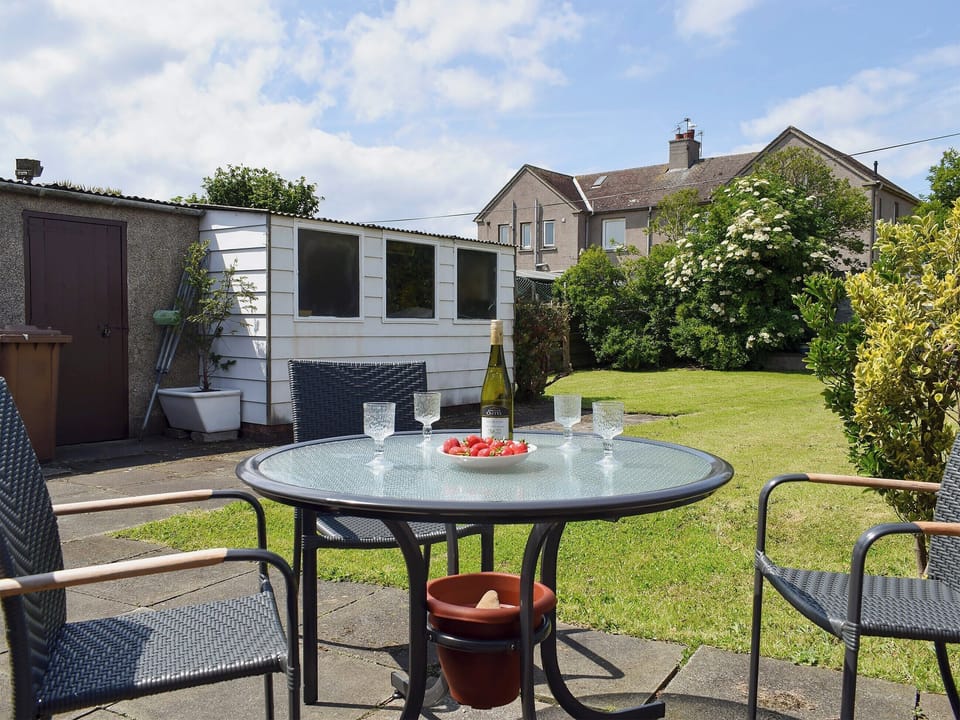 Large enclosed lawned garden with patio and garden furniture | Kannier Cottage, St Monans, near Anstruther